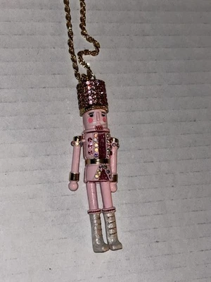 Collar largo colgante cascanueces rosa Betsey Johnson pedrería Foto 1 de 4