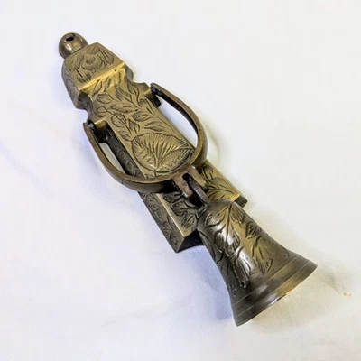 Llamador de puerta de latón vintage Bell Of Sarna diseño de metal grabado hecho en la India 6" Foto 1 de 4