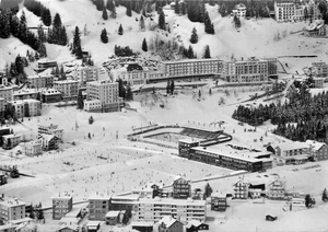Davos Eisbahnen Winterlandschaft Skigebiet Luftaufnahme Schweiz Alpen - Bild 1 von 2
