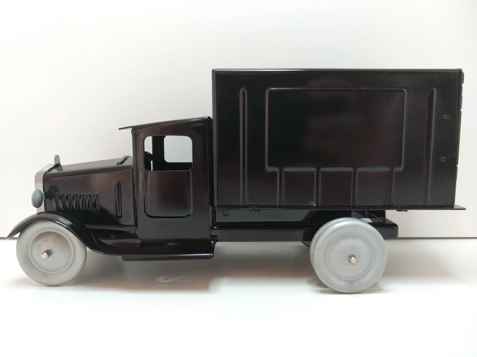 SpecCast Collectibles - Camion de livraison noir 1/20e en tôle - Photo 1/4