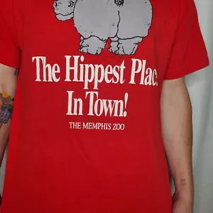 Vintage 80er Memphis Zoo Hippest 🦛 Place in Town rote Grafik XLarge T-Shirt gebraucht, in einwandfreiem Zustand - Bild 1 von 4