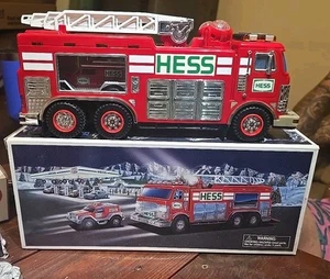 Hess 2005 Emergency Truck With Rescue Vehicle - New in Box - Picture 1 of 8