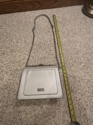 Bandolera sin asas convertible con marco superior CARLOS Santana plateada guijarro imitación cuero Foto 1 de 4