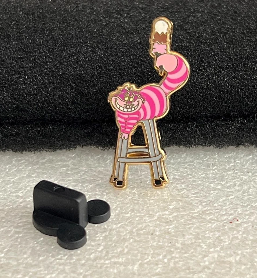Prendedor Disney DSF Cheshire Gato en Taburete Comerciantes Delicia GWP LE 300 PTD Difícil de Encontrar Foto 1 de 1
