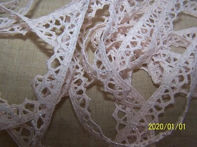 Ancienne dentelle du Puy. Rose tendre avec fil argenté. Au mètre. Superbe. N°25 - Photo 1/4