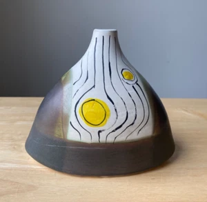 Abstract Art Pottery Vase With Yellow Suns - Signed Helen - VGUC - Picture 1 of 6