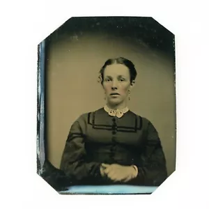 Splendida ragazza mani pieghevoli tintepo c1870 guance colorate e orecchini pendenti D2064 - Foto 1 di 2