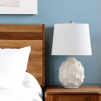 Lámpara de mesa facetada de cerámica crema de 22" con pantalla de tambor blanco roto Foto 1 de 4