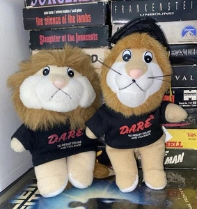 Lot 2 D.A.R.E. Löwen Plüschtiere gegen Drogen und Gewalt - 90er Maskottchen Duo - Bild 1 von 14