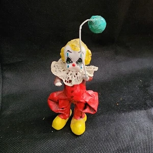 Payaso bebé vintage de papel maché sosteniendo un globo verde pintado a mano - Imagen 1 de 7