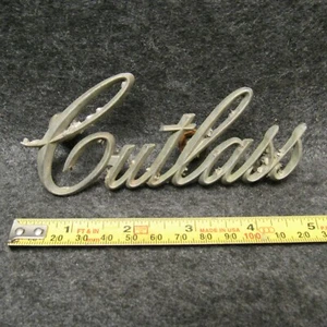 Emblema de escritura Oldsmobile Cutlass Fender 1970-1972 408954 fabricante de equipos originales 52240 - Imagen 1 de 5