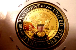 Trump 24K Gold plated coin 2020 " Keep America Great" US seller - Bild 1 von 2