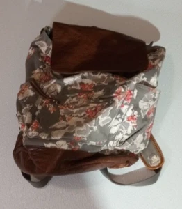 Aeropostale Circle Flower Flap with two side drink holders Backpack - Picture 1 of 6