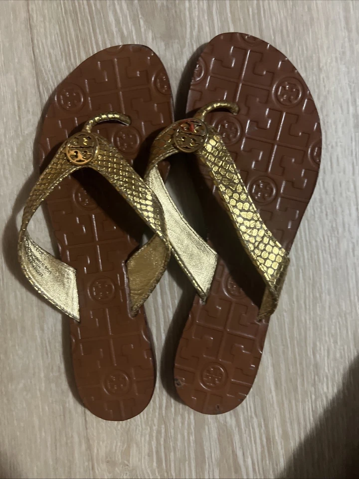 Chanclas Tory Burch Thora Tanga Cuero Tostado Logo Dorado Talla 6 M Foto 1 de 3