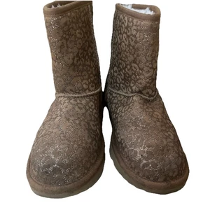 Ugg Mujer Piel de Oveja Clásica Corta Metálica Nieve Beige Bronceado Bota Talla 6 Invierno - Imagen 1 de 9