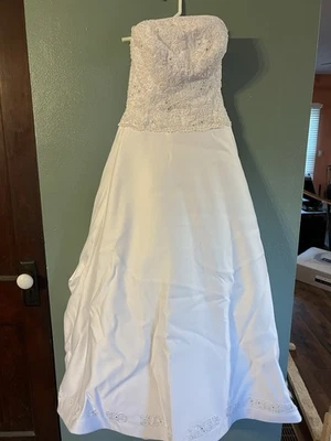 Vestido de novia usado Alfred Angelo talla 6 perlas blancas, pedrería, bordado Foto 1 de 4