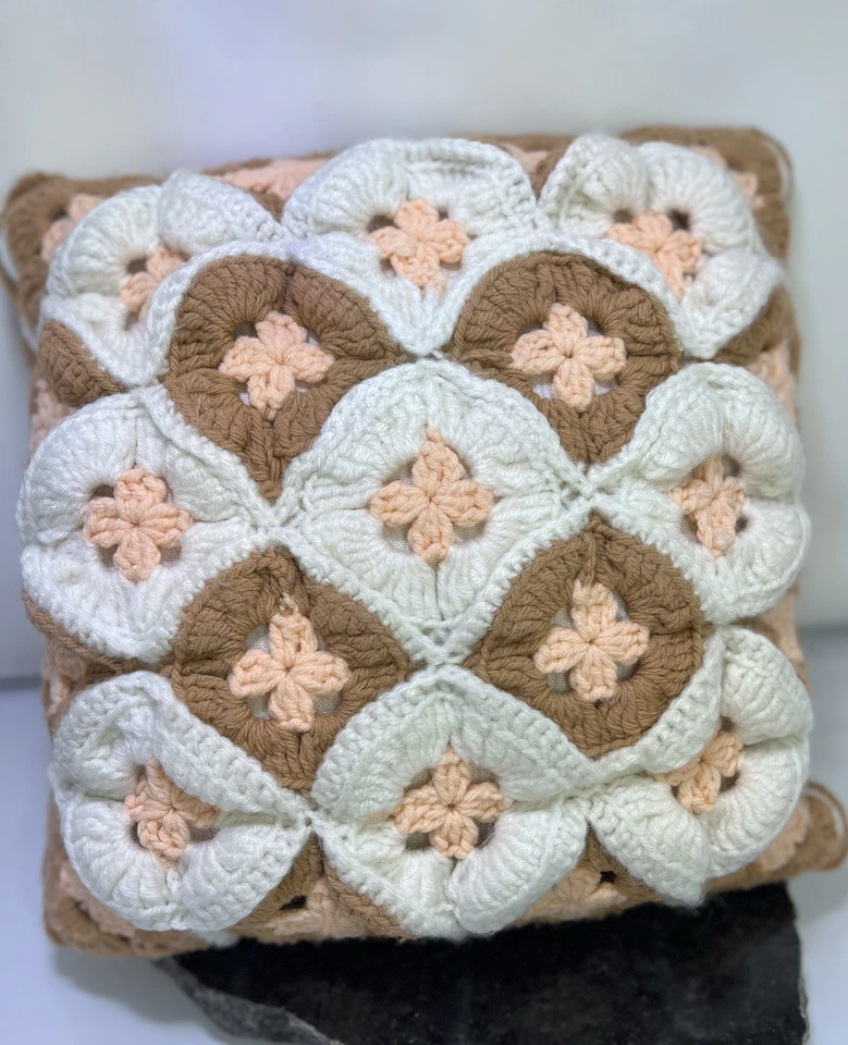 ALMOHADA CUADRADA DE GANCHILLO ABUELA ROSA/MARRÓN/BLANCO HECHA A MANO Foto 1 de 4