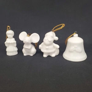 Juego De Colección De 4 Adornos De Navidad De Porcelana Blanca Japón 2" Campana Coro Papá Noel Ratón - Imagen 1 de 12