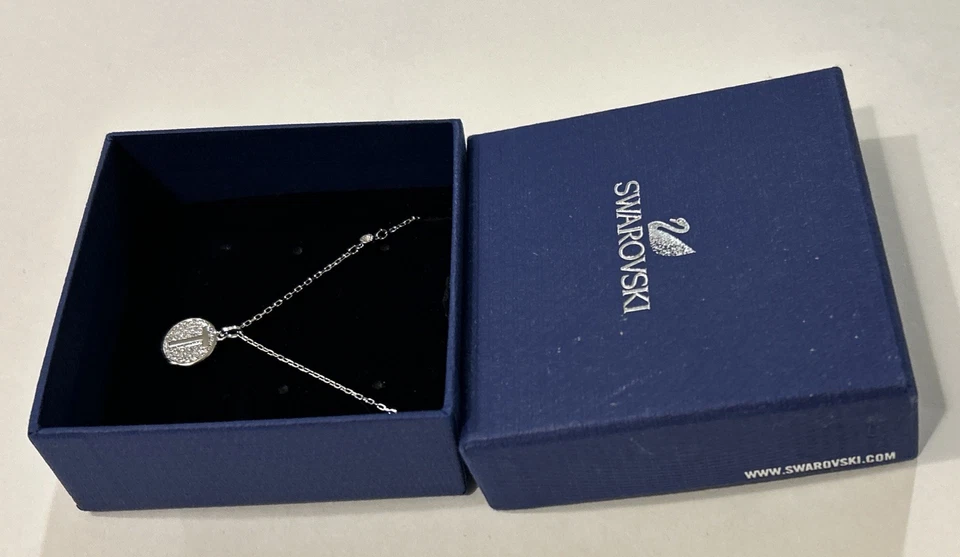 COLLAR SWAROVSKI CRISTAL CISNE ESTAMPADO INICIAL T NUEVO EN CAJA Foto 1 de 4