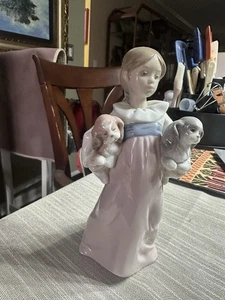 Lladro #6419 Arme voller Liebe Porzellan Figur Mädchen hält Welpen 1996 7,75 Zoll - Bild 1 von 4