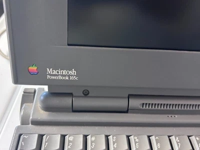 Macintosh/Apple PowerBook 165C con unidad de disquete, adaptador de CA, ENCIENDE Foto 1 de 4