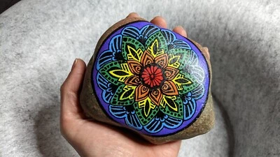 Roca/piedra pintada a mano - diseño arco iris orgullo mandala Foto 1 de 2