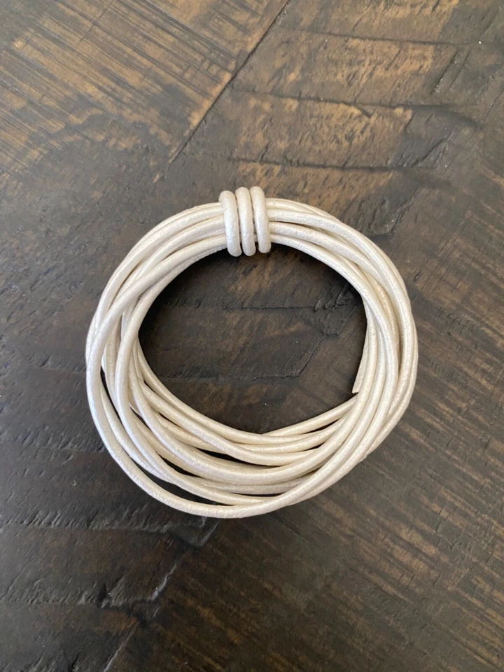 Кожаный шнур США 1,5 мм круглый металлический жемчужный белый индийский кожаный шнур (58 дюймов) - Изображение 1 из 1