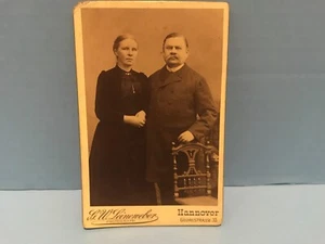 VINTAGE PHOTOGRAPH MAN AND WOMAN POSING GW LEINENWEBER HANNOVER GEORGSTRASSE 33 - Foto 1 di 6