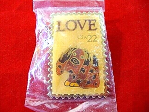 Vintage USPS 22¢ LOVE Stempel Pinback Emaille Metall Pin mit Welpe im Paket 1985 - Bild 1 von 2