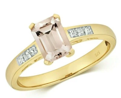 Anillo de compromiso solitario de oro amarillo de 9 quilates con morganita real y diamantes talla esmeralda Foto 1 de 4