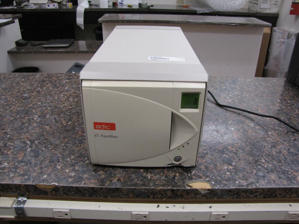 ADIC FastStor 7 DLT 8000 LTO 98-5332-03 7-Slot Tape Drive Autoloader 62-0127-01 - Image 1 of 4