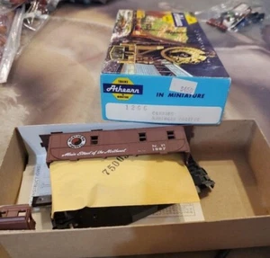 HO Scale Athearn NORTHERN PACIFIC RR CABOOSE KIT# 1266 - Picture 1 of 1