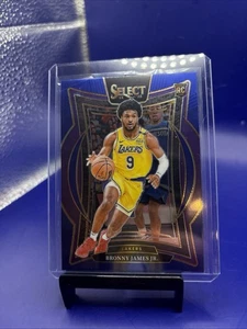 2024-25 Panini Select - Concourse BRONNY JAMES Jr. #90 Blue PRIZM (RC) LAKERS - Bild 1 von 1