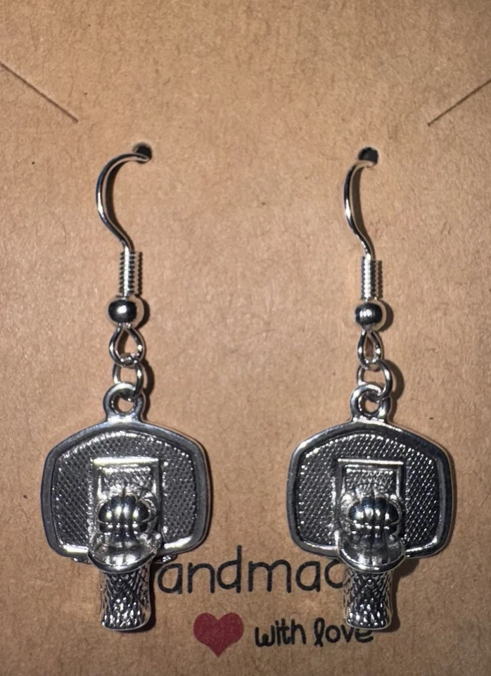 Pendientes colgantes/gancho de pescado hechos a mano sin níquel deportivo con dije de aro de baloncesto Foto 1 de 1