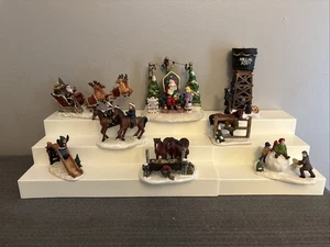 8-teiliges Set Weihnachtsdorf Szenen Pferde Weihnachtsmann Rentier Rolling Acres Turm Kinder - Bild 1 von 4