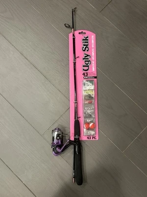 全新 Ugly Stik 儿童钓鱼竿和渔线轮组合 + 43 件 渔具套件 – 4'6 英寸 紫色 — 第 1/4 张图片