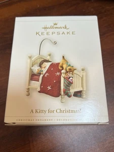 Hallmark Keepsake ¡Un gatito para Navidad! Adorno Cama Dormir Niño Gato 2006 - Imagen 1 de 2