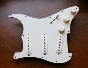 NUEVO pergamino Strat Pickguard 11 orificios 3 capas SSS para envío estilo guardabarros desde EE. UU. - Imagen 1 de 2