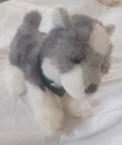 Bass Pro Shop Peluche Husky/Lupo con Bandana Basso Verde 12" - Foto 1 di 4