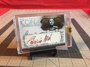 2008 Donruss Americana Patricia Neal Authentic Autograph Card 099/100 - Bild 1 von 5