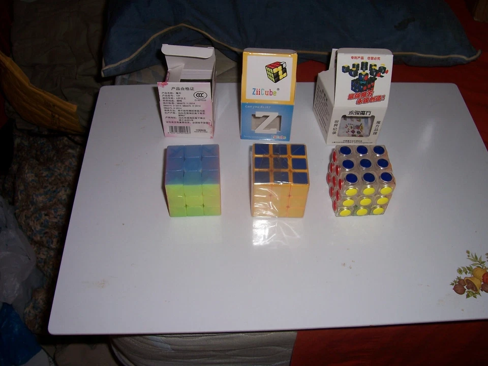 TRES PUZZLES RETORCIDOS CUBO MÁGICO - 3X3X3 - GELATINA, AMARILLO, TRANSPARENTE Foto 1 de 4