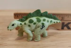 Jurassic Park Series 2 Stegosaurus Hatchling, Small, 2,5""x1,5"" *Mostra l'uso - Foto 1 di 13