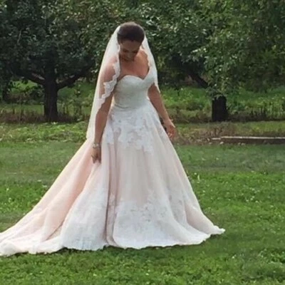 Vestido de novia Morilee de Madeline Gardner usado blanco/champán  Foto 1 de 4