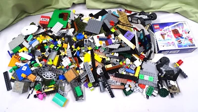 Lote de caja 4 libras Lego, Mega Bloks y algunas piezas genéricas mini figuras sin marcar Foto 1 de 4