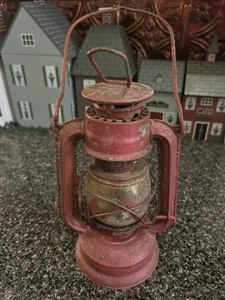 Linterna pequeña de metal rojo marca Globe # 202 de colección tiene globo terráqueo  - Imagen 1 de 3