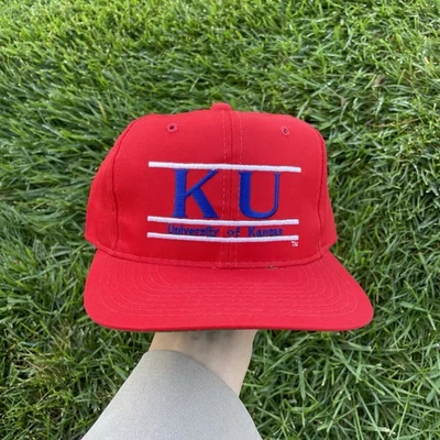 De colección Kansas Jayhawks Snapback El Juego Triple Barra Sombrero Billete Plano Rojo Retro Foto 1 de 4