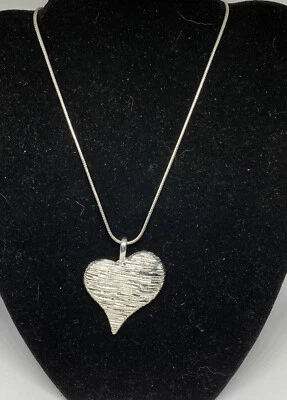 Collar colgante Charter Club tono plata corazón texturizado 39" precio de venta sugerido por el fabricante 44,50 USD CP513 Foto 1 de 4