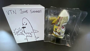 Frank Kozik FIRMADO ToyQube 08 VTN 8" Sharky LE 100 + BOCETO AUTOGRAFIADO RARO NUEVO EN CAJA - Imagen 1 de 4