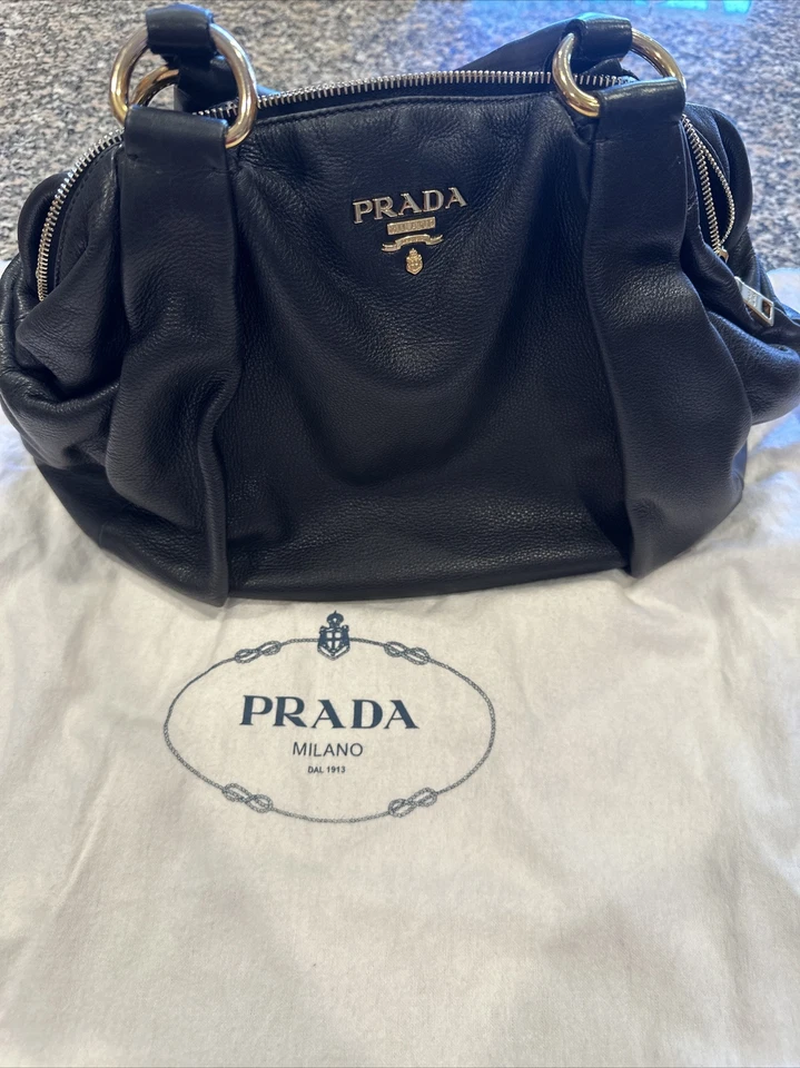 Auténtico bolso de hombro de cuero negro Prada Foto 1 de 4