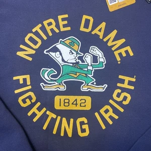 Neu mit Etikett Notre Dame Fighting Irish Under Armour M LS Sweatshirt Damen kurz geschnitten Medium - Bild 1 von 7